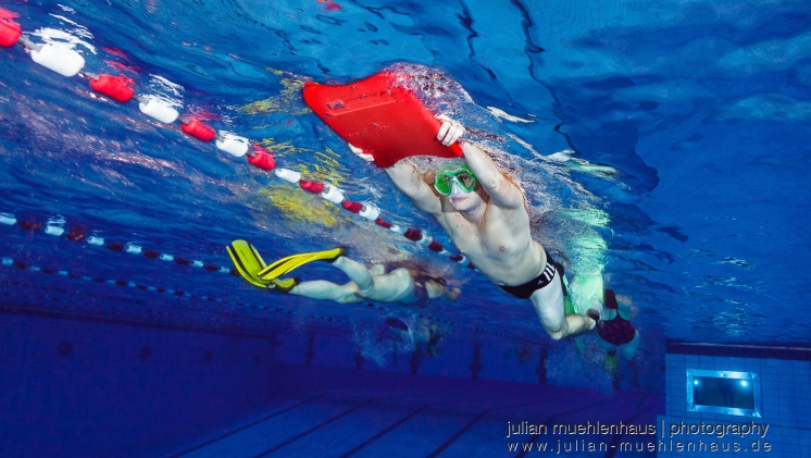 Zwei Personen beim Schwimmbadtraining mit Flossen